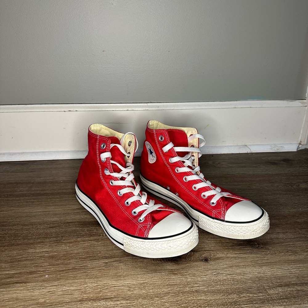 Men’s red converse all star size 9